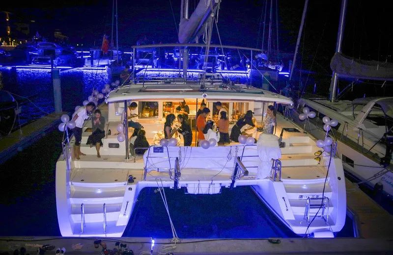 夜游游艇港、游艇音乐会、海上自助夜宴……一起开启浪漫的狂欢旅程吧！
