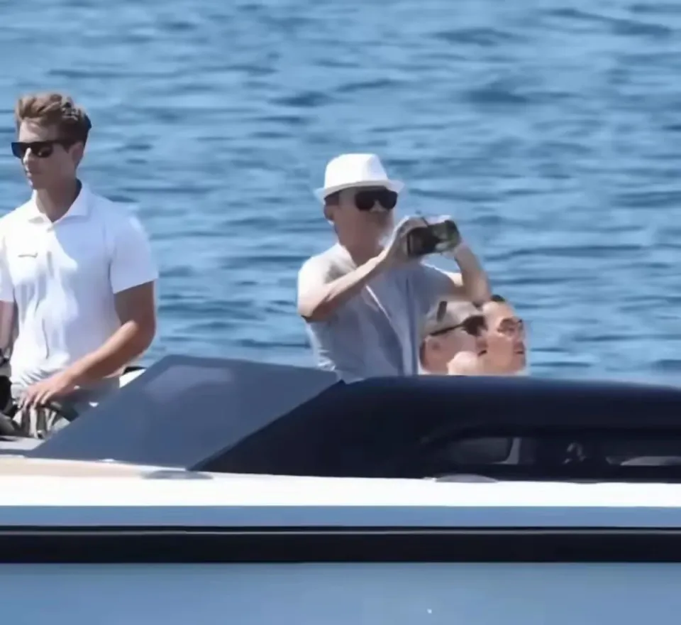 马云现身法国:乘游艇出海游玩,白帽墨镜超有范 马云现身法国:乘游艇出海游玩,白帽墨镜超有范