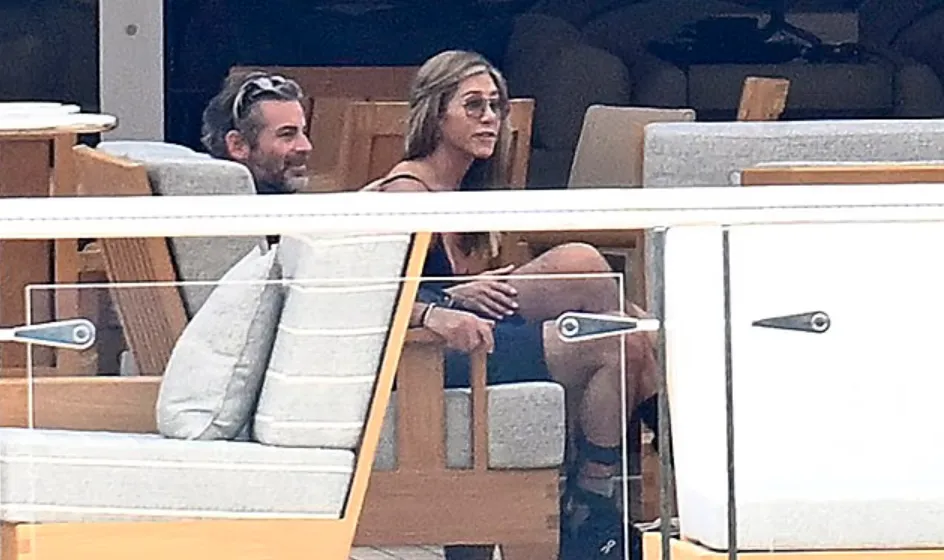 56岁詹妮弗·安妮斯顿再觅真爱,与小七岁男友游艇上亲昵互动 56岁詹妮弗·安妮斯顿再觅真爱,与小七岁男友游艇上亲昵互动